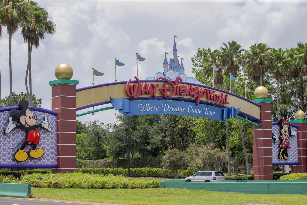 Disney anuncia que volverá a ser obligatorio el uso de mascarillas en sus parques de Orlando. Noticias en tiempo real