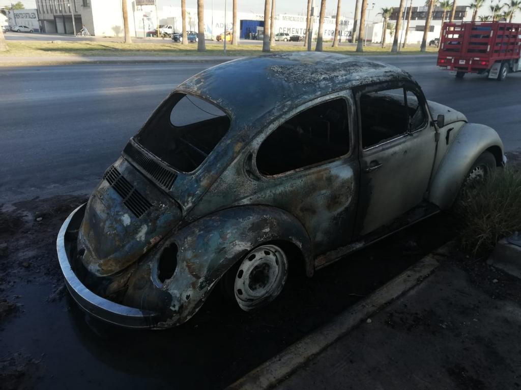 Vocho se incendia en el periférico de Torreón. Noticias en tiempo real