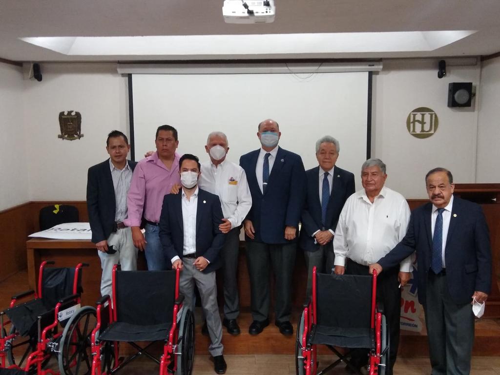 El Club Rotario de Torreón entras sillas de ruedas y medicamentos al Hospital Universitario. Noticias en tiempo real