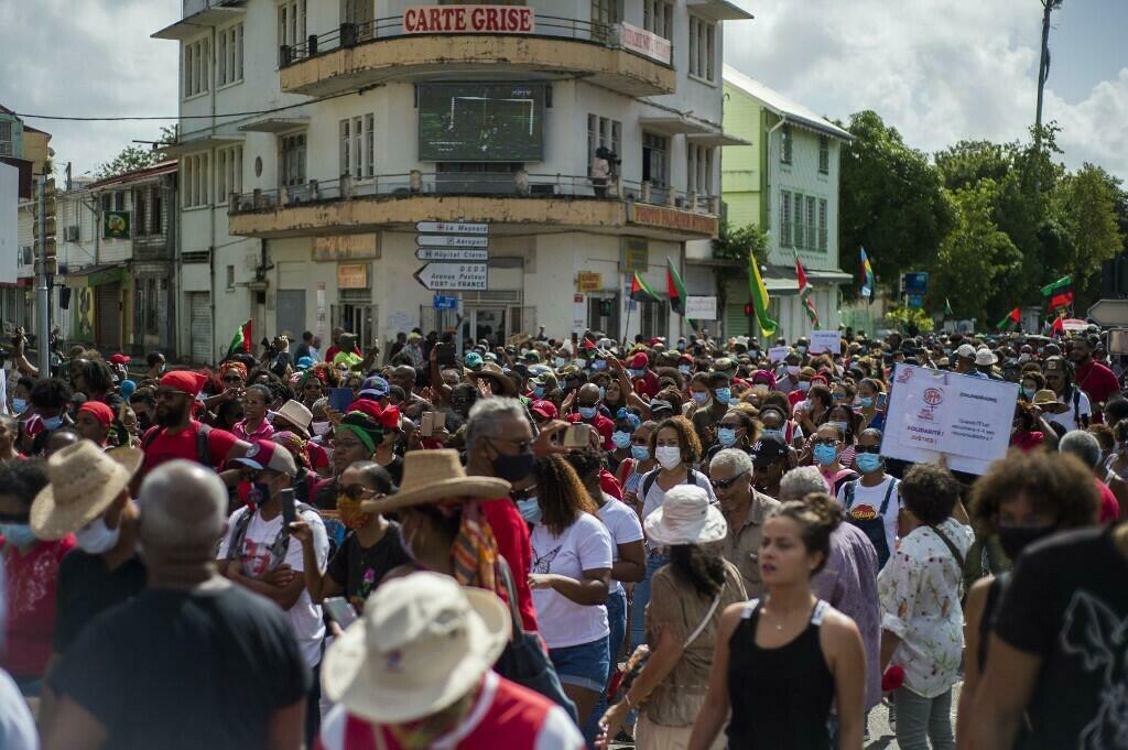 Protestas en Martinica contra medidas COVID dejan cinco policías heridos. Noticias en tiempo real