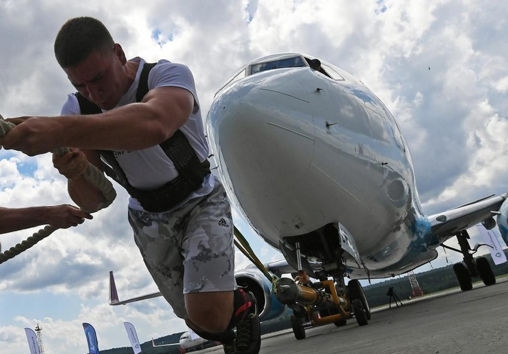Maestro deportivo ruso mueve un avión de 65 toneladas. Noticias en tiempo real