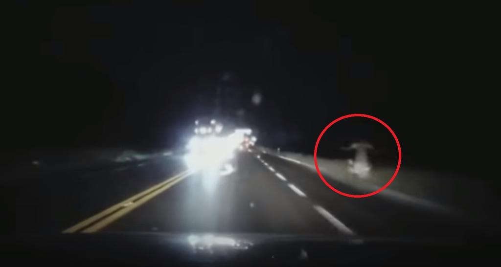 VIRAL: Hombre capta a mujer fantasma corriendo en carretera Saltillo-Torreón. Noticias en tiempo real