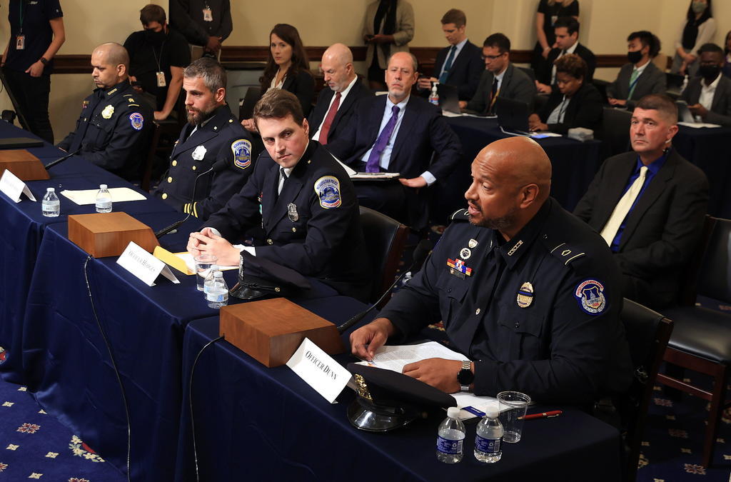 Los oficiales que defendieron el Capitolio de Estados Unidos son condecorados. Noticias en tiempo real