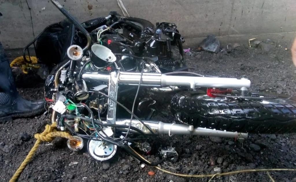Localizan moto de joven que fue arrastrada por la corriente en Tlalnepantla