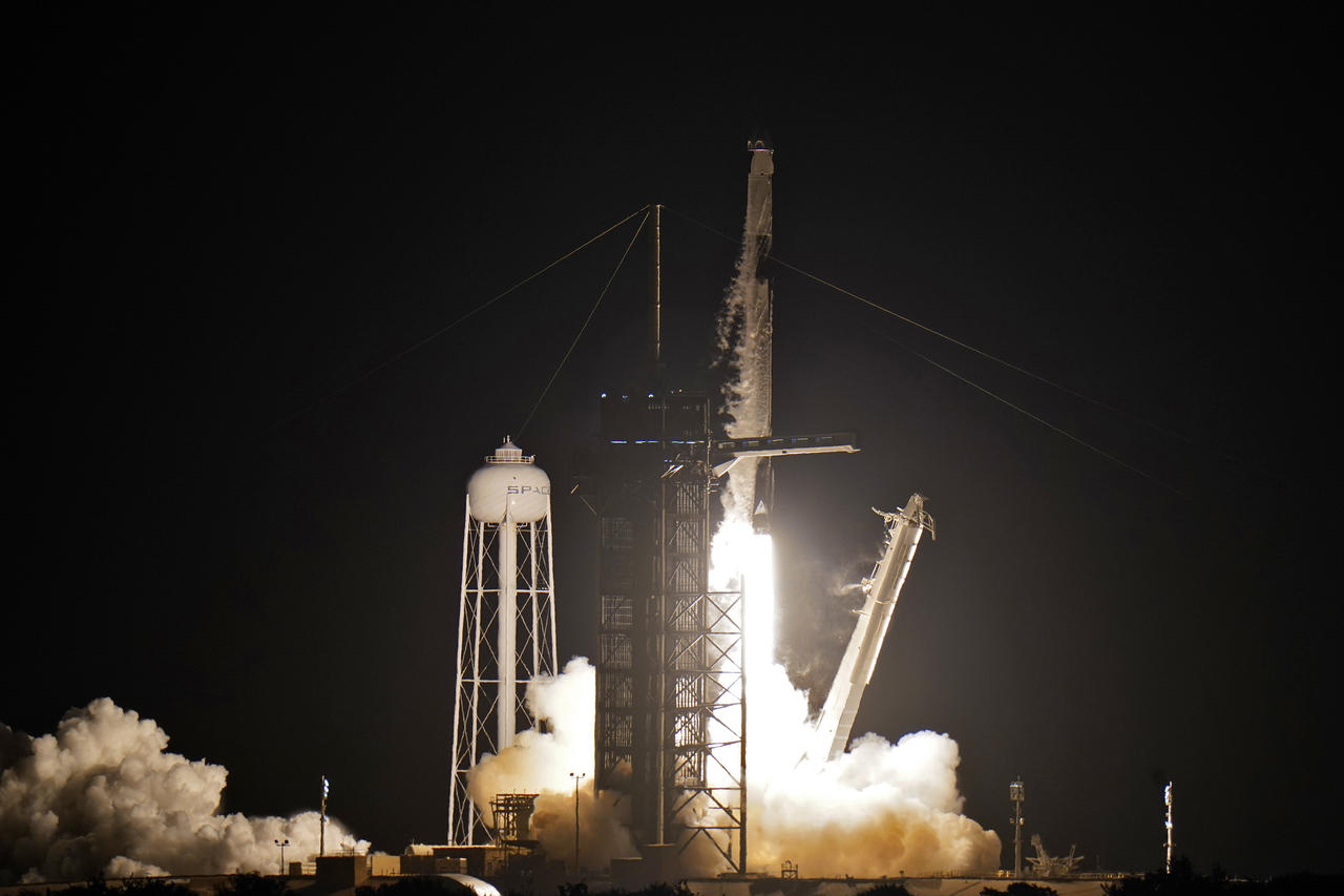 SpaceX manda su primer vuelo espacial privado de 3 días con 4 turistas. Noticias en tiempo real