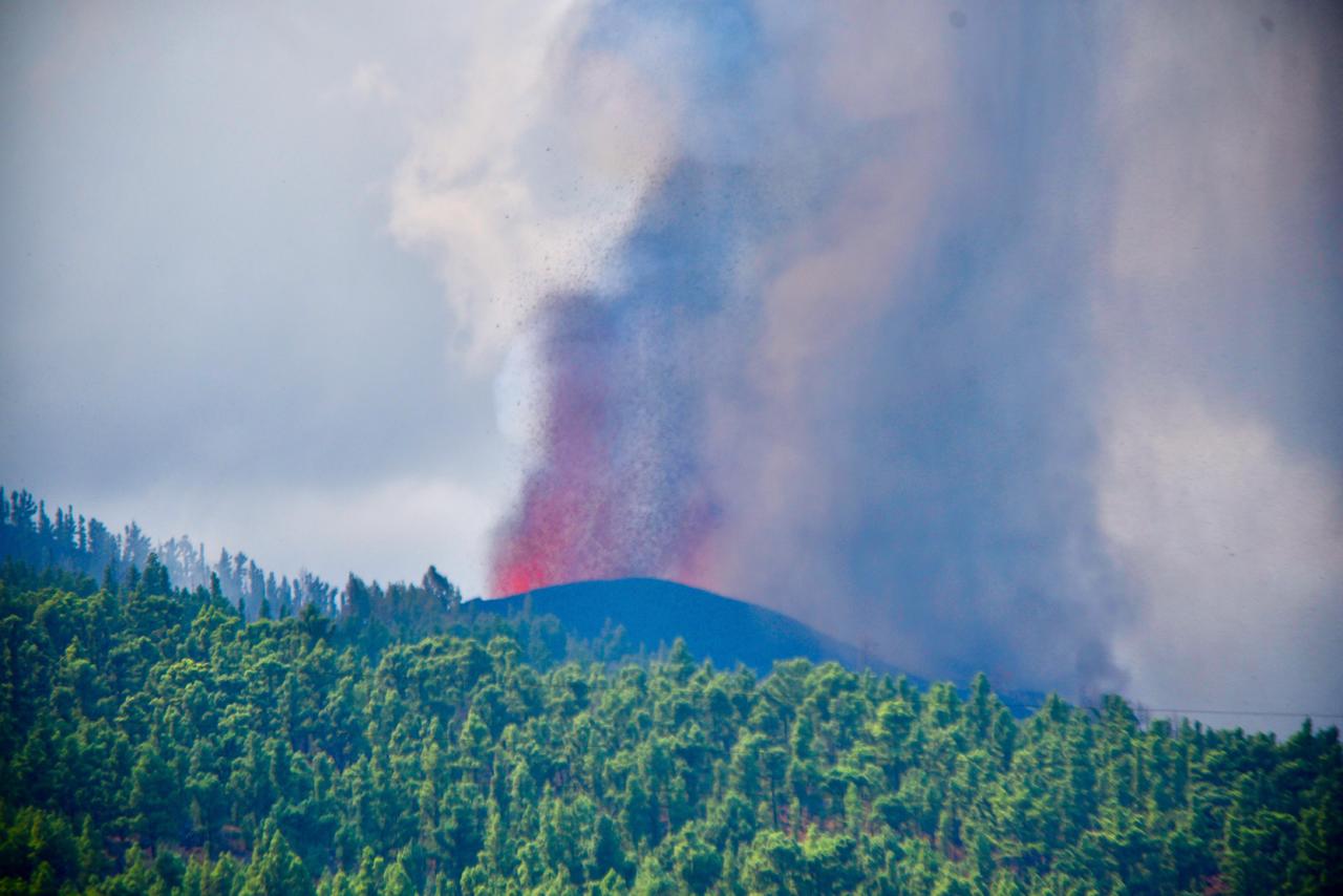 La Palma se prepara para explosiones y gases por la lava al mar. Noticias en tiempo real