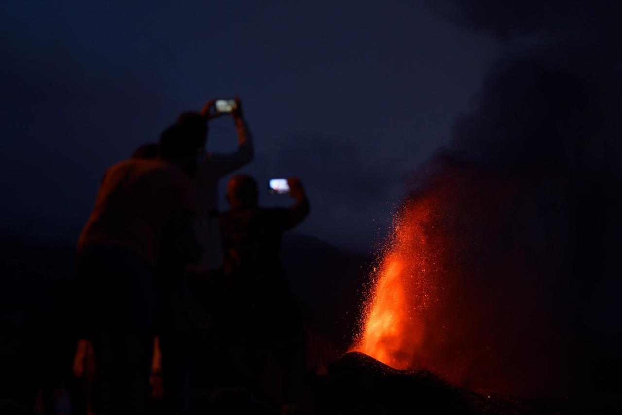 La erupción volcánica en la isla española de La Palma atrae a turistas. Noticias en tiempo real