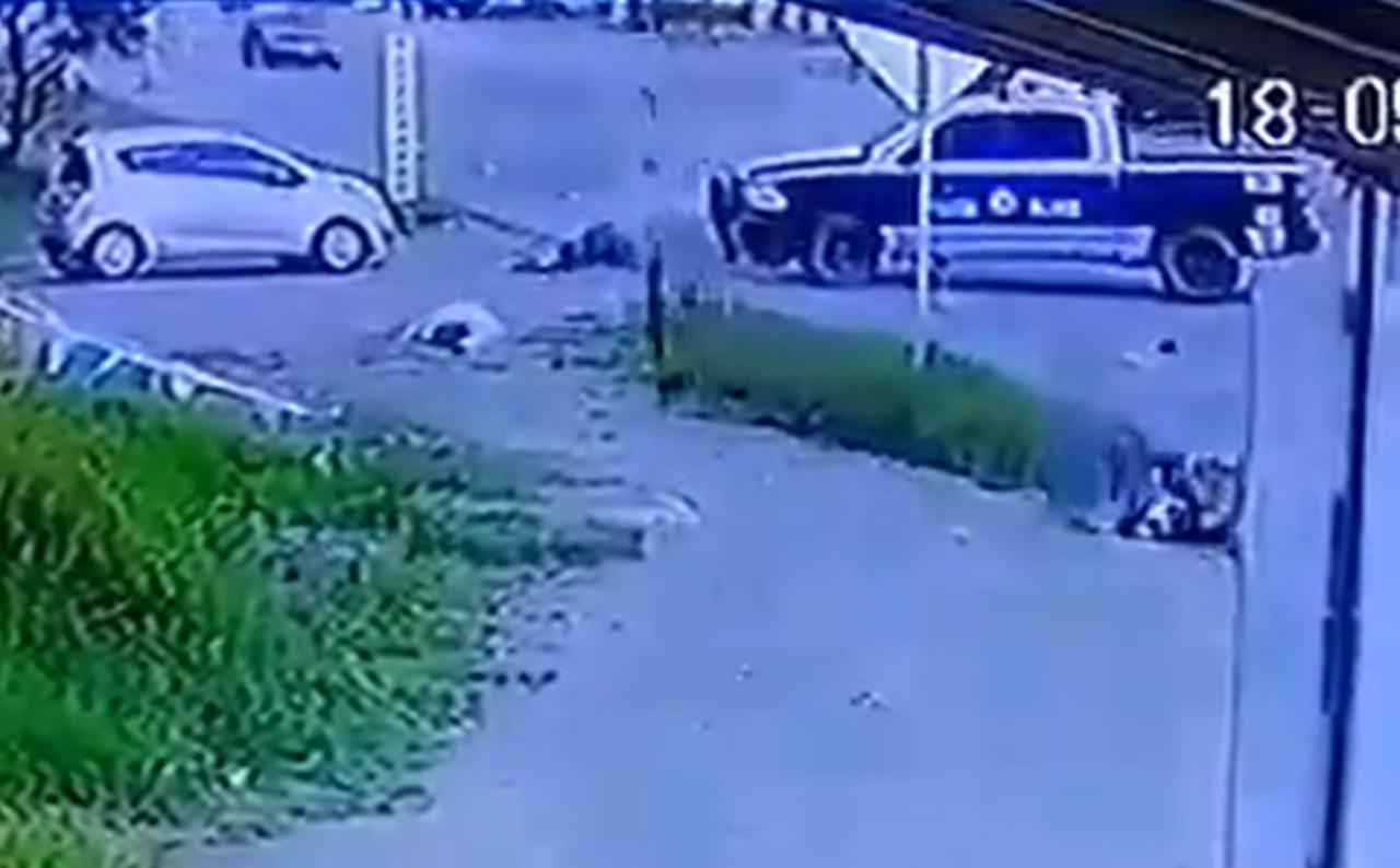 Motociclistas chocan contra patrulla durante persecución (VIDEO)