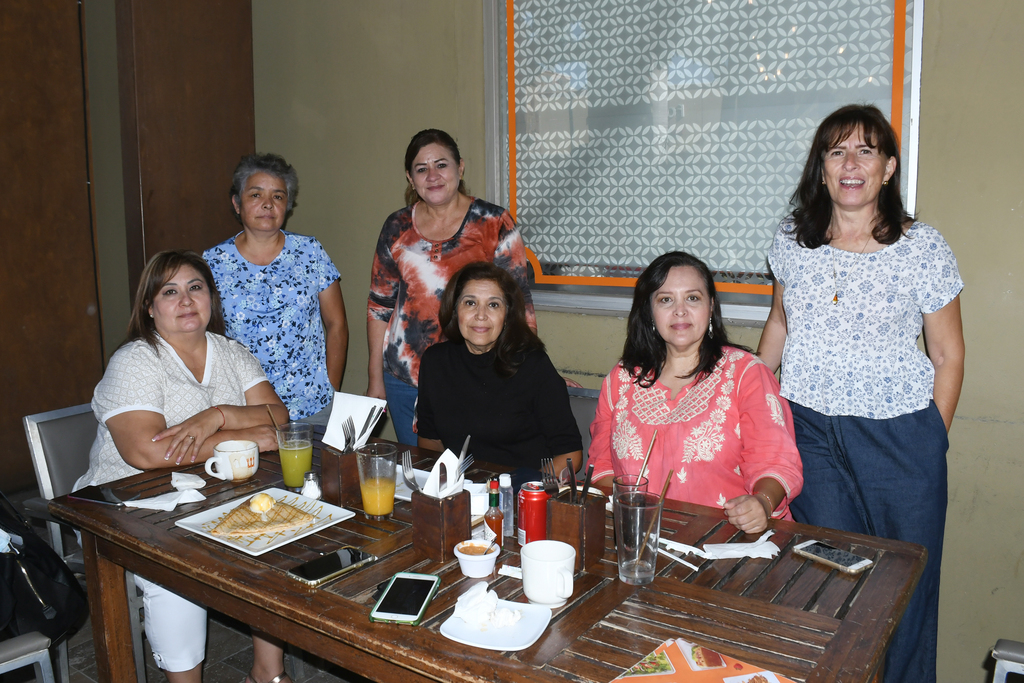 Amigas celebrando el cumpleaños de Laura Flores (EL SIGLO DE TORREÓN / FERNANDO COMPEÁN)