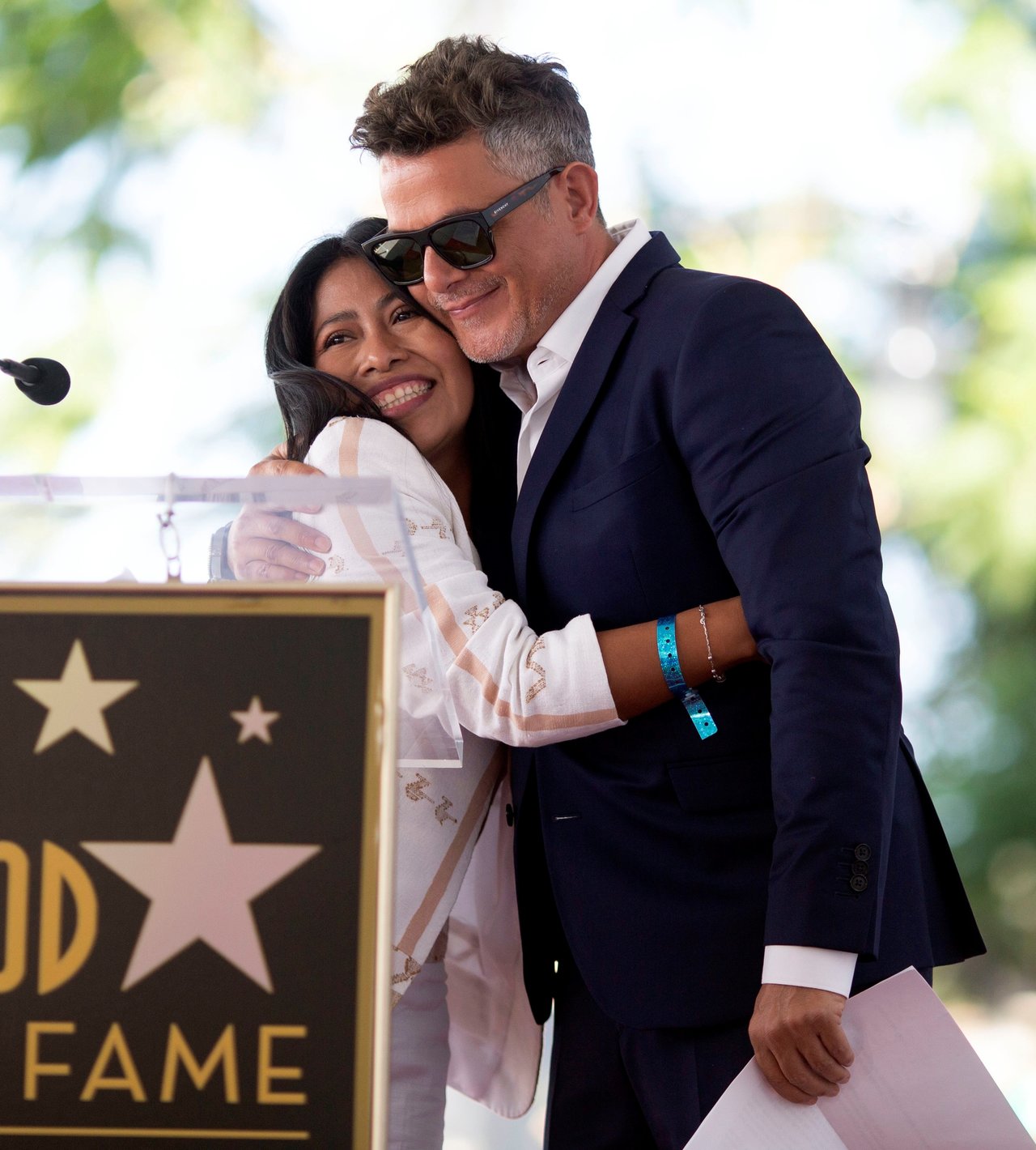 Alejandro Sanz inaugura su estrella en Hollywood con Yalitza Aparicio como invitada