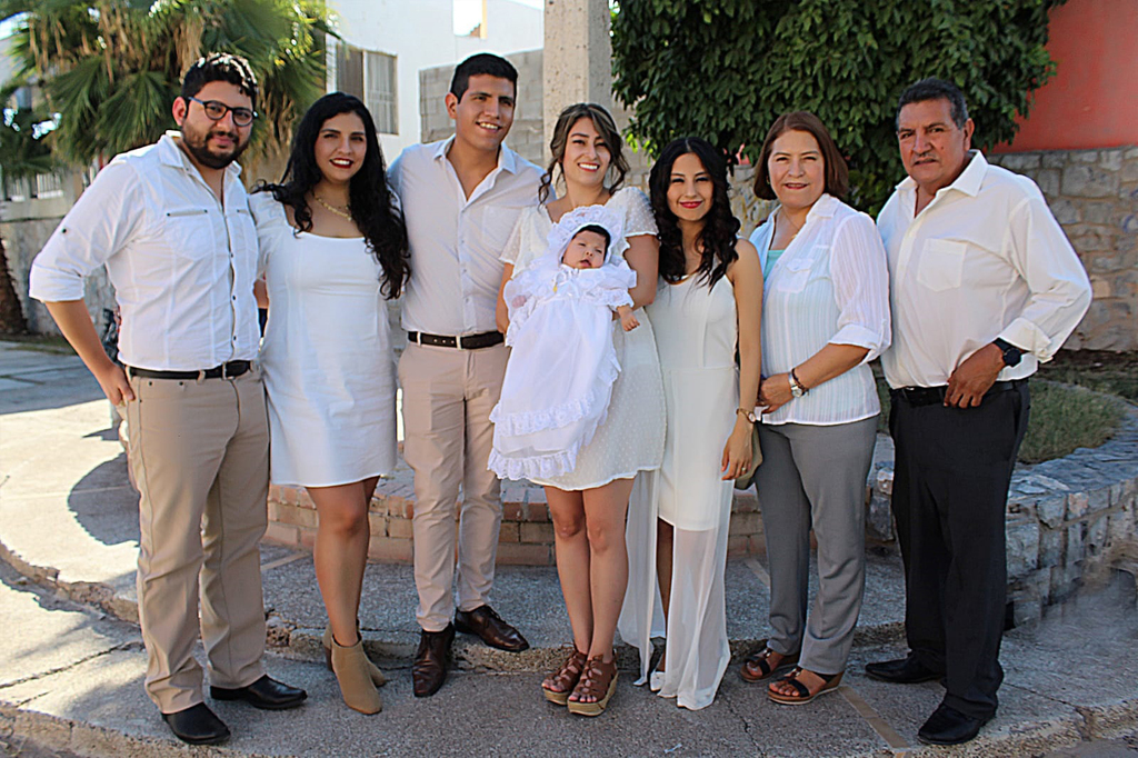 Jimena con su madrina, papás, abuelos y tíos: Andrea del Rosario, Iraida Mexica, Luis A. Gómez, Alfredo Gómez, Ma. Guadalupe Montalvo, Ana Isabel Gómez y Miguel Ramírez (CORTESÍA)