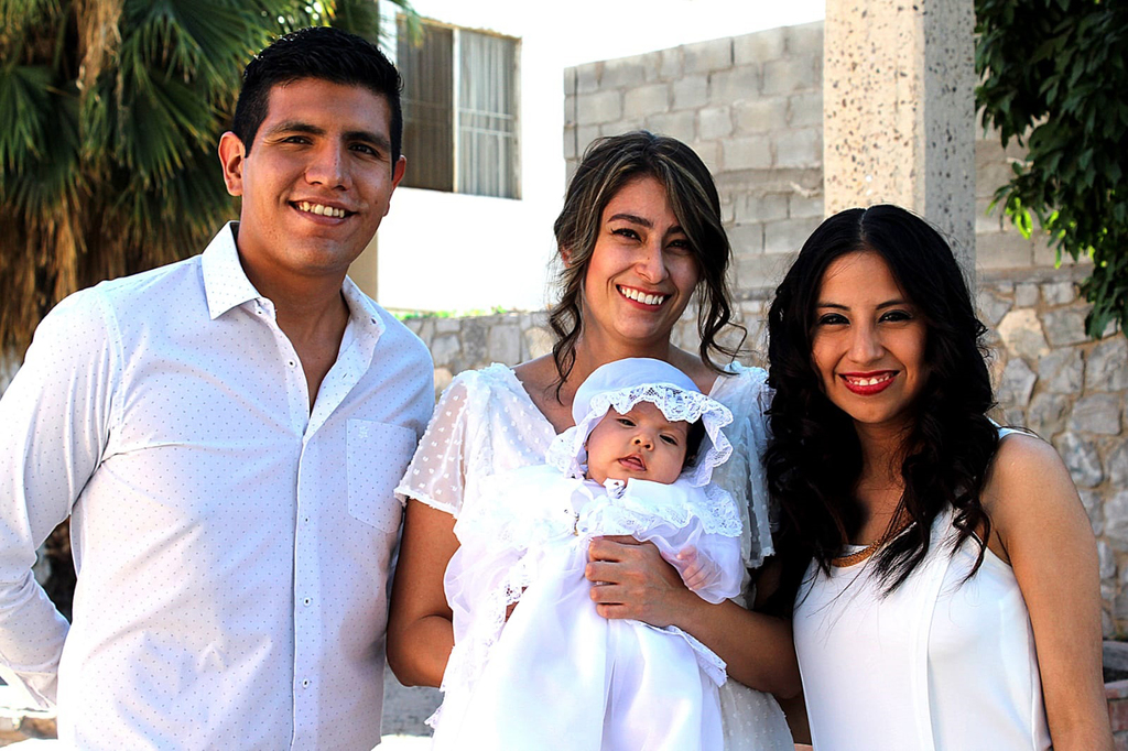 Luis Alfredo Gómez Montalvo, Iraida Mexica Sánchez y su madrina Andrea del Rosario Burgos (CORTESÍA)