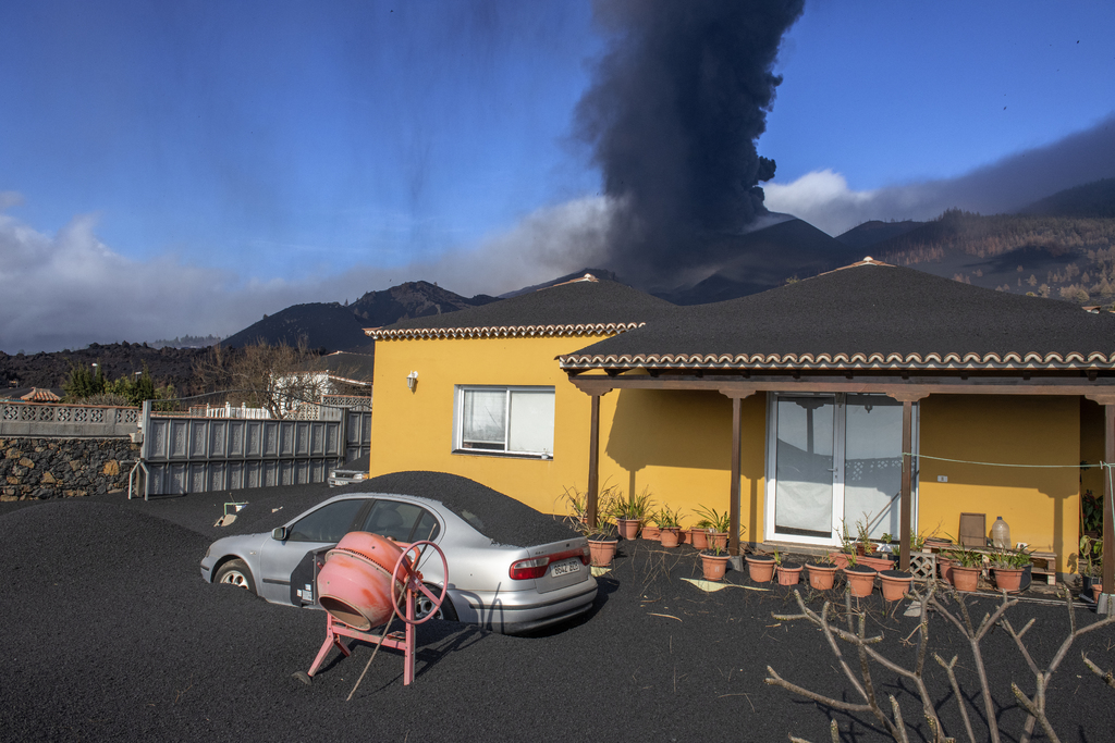 Las autoridades dijeron que el nuevo río de lava se encuentra dentro del área que fue evacuada apresuradamente. (AP)