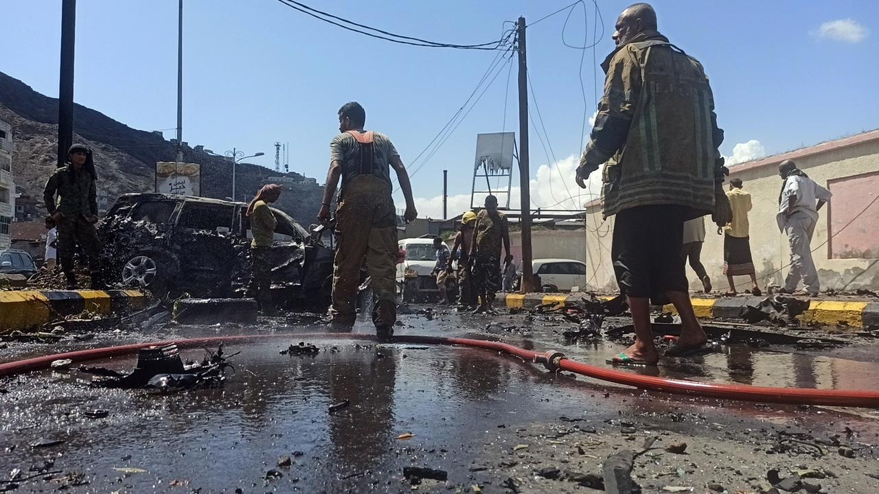 Seis personas murieron y otras siete resultaron heridas por la explosión este domingo de un coche bomba al paso del convoy del gobernador de Adén, Ahmed Lamlas, que sobrevivió al ataque, así como otros responsables yemeníes que viajaban con él, informó el Gobierno yemení reconocido internacionalmente. (EFE) 
 