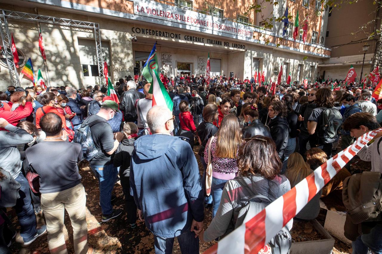 Italia se plantó hoy la necesidad de ilegalizar los movimientos neofascistas, que en estos momentos se nutren del malestar por la pandemia, después del caos desatado la pasada noche en Roma con el asalto de un sindicato y un hospital. (EFE) 

 