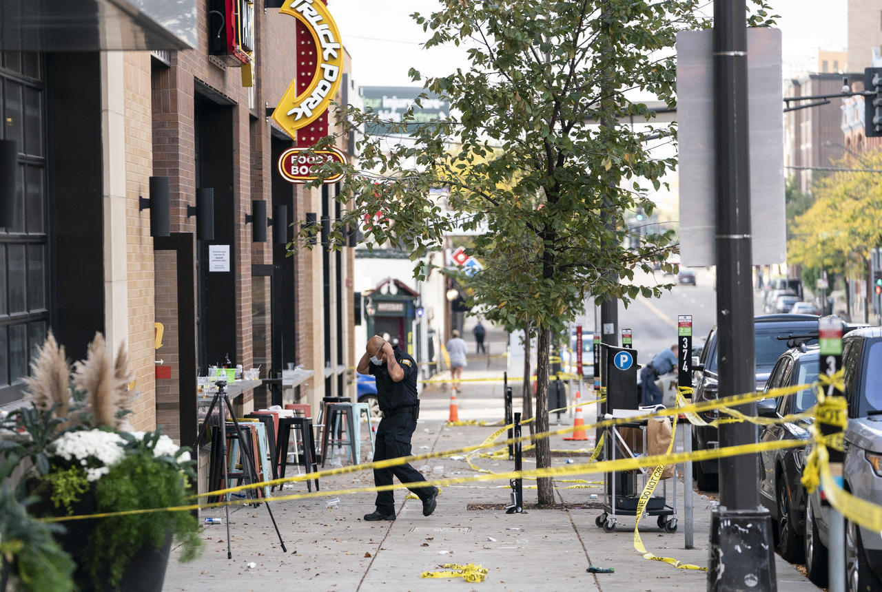 Un tiroteo en un bullicioso bar de St. Paul, Minnesota, el domingo en la madrugada dejó a una mujer muerta y a 14 personas heridas, informaron las autoridades.
