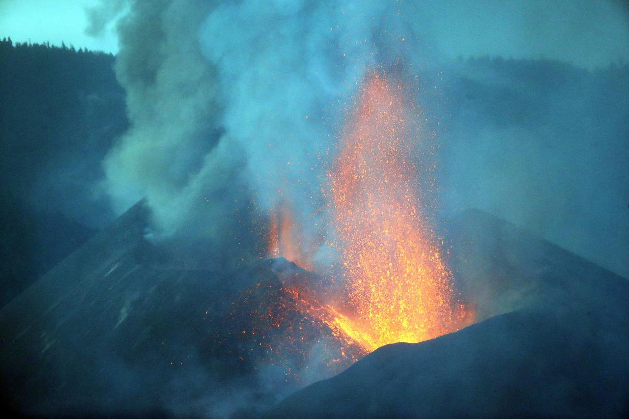 El volcán ha emitido 21 mil 868 toneladas diarias de dióxido de azufre y 1 mil 848 de dióxido de carbono. (EFE) 