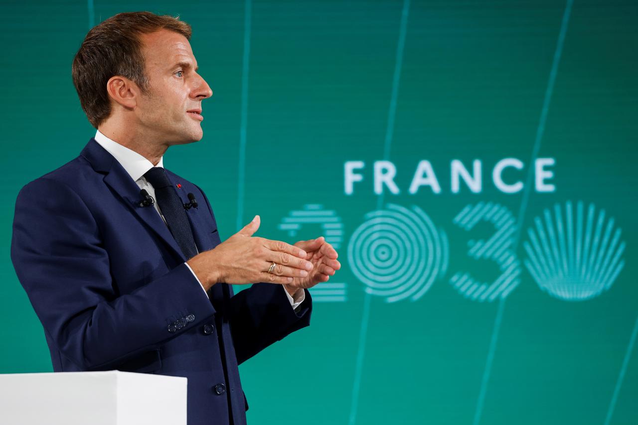 El presidente francés Emmanuel Macron develó el martes un plan económico quinquenal de 30,000 millones de euros (35,000 millones de dólares) para estimular la innovación en la tecnología, la industria y la construcción de reactores nucleares, vehículos eléctricos y aviones menos contaminantes. (EFE)
