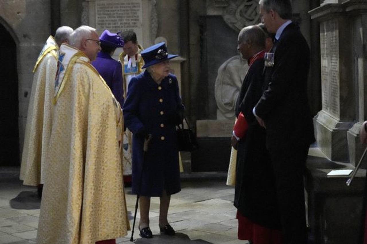 La reina Isabel II del Reino Unido apareció este martes usando un bastón por primera vez en un acto público, al asistir a un servicio religioso en la abadía de Westminster (Londres) en conmemoración del centenario de la organización benéfica de las Fuerzas Armadas Royal British Legion. (ESPECIAL) 
