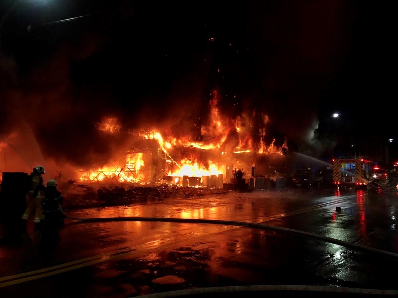 El incendio se registró en la ciudad de Kaohsiung en el sur de Taiwán. (EFE)