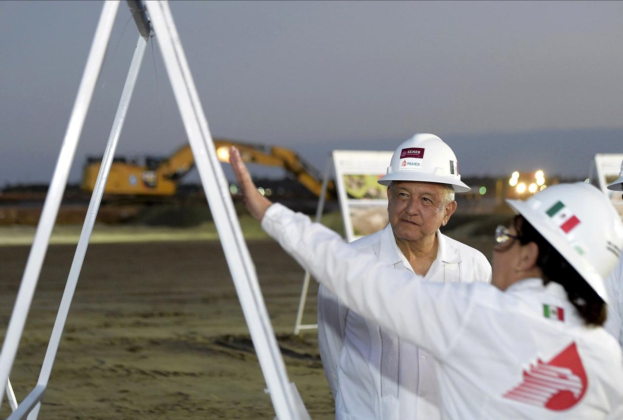 López Obrador rechazó que el paro de trabajadores y el enfrentamiento, que ha dejado varios obreros lesionados, pueda retrasar los trabajos de construcción. (ARCHIVO)