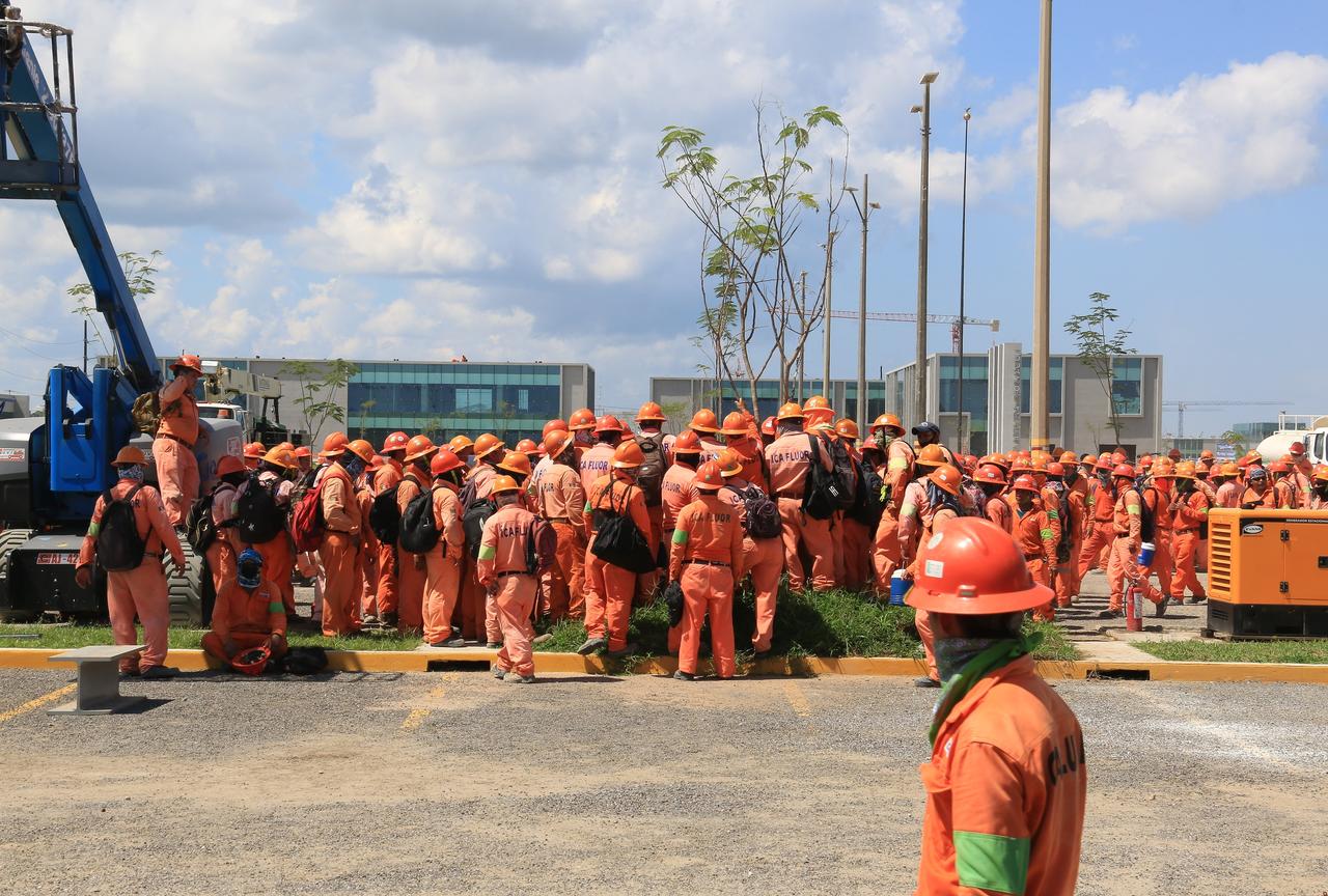 Los obreros de la empresa Ica Fluor ingresan ordenada y pacíficamente a las instalaciones de la refinería de Dos Bocas. (ARCHIVO)
