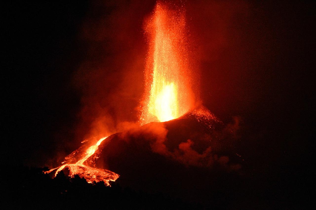 El volcán de Cumbre Vieja en isla española de La Palma sigue rugiendo 26 días después del inicio de su erupción, con una sismicidad que ha ido en aumento en las últimas horas y con el avance lento pero inexorable de la lava, que han obligado a nuevos desalojos de población. (ARCHIVO) 

 