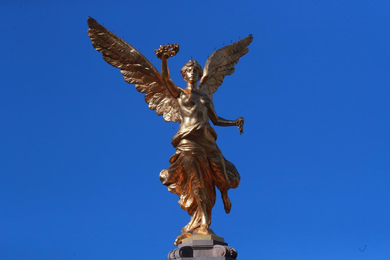 El Gobierno de la Ciudad de México dio este jueves por concluidas las obras iniciadas en 2019 para restaurar el emblemático monumento del Ángel de la Independencia, dañado por el terremoto de 2017 y desgastado por las inclemencias del tiempo. (EFE)