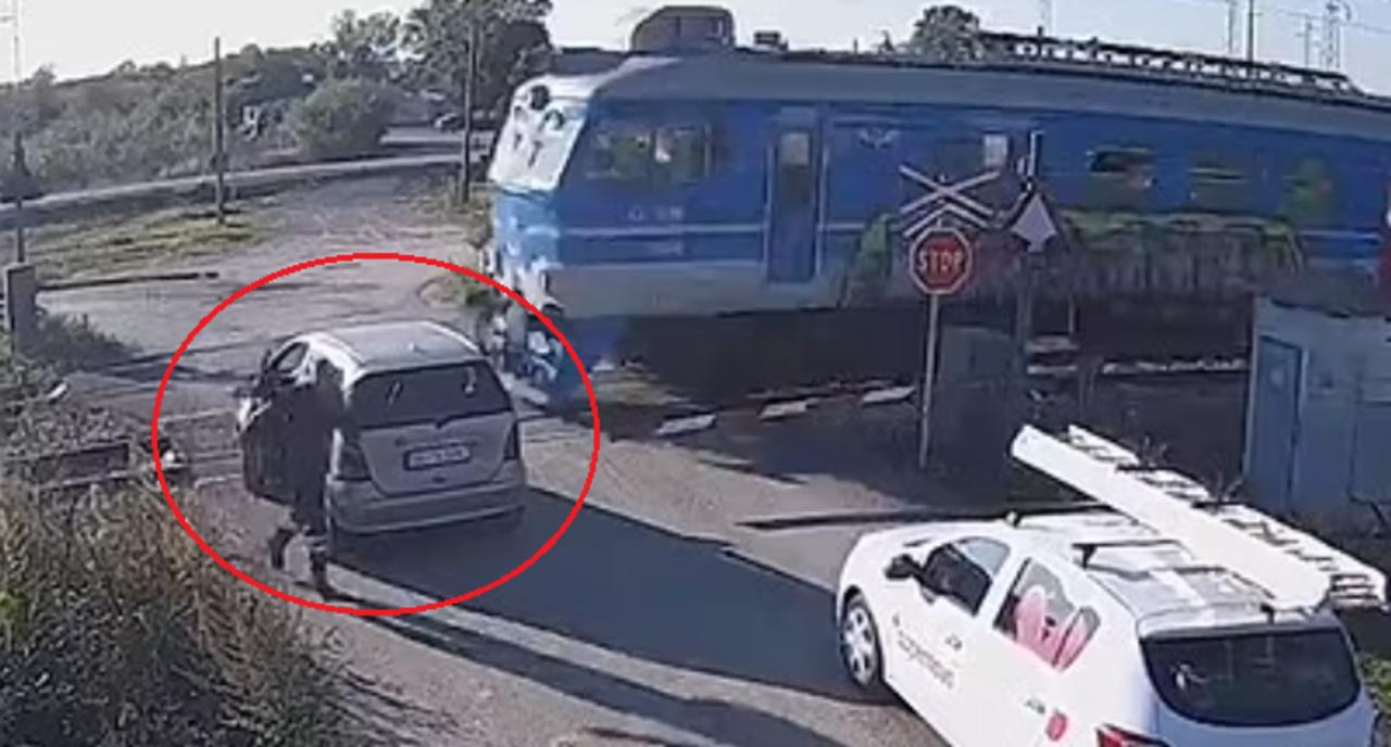 Conductor logra salir de su auto segundos antes de que un tren lo  embistiera, El Siglo de Torreón
