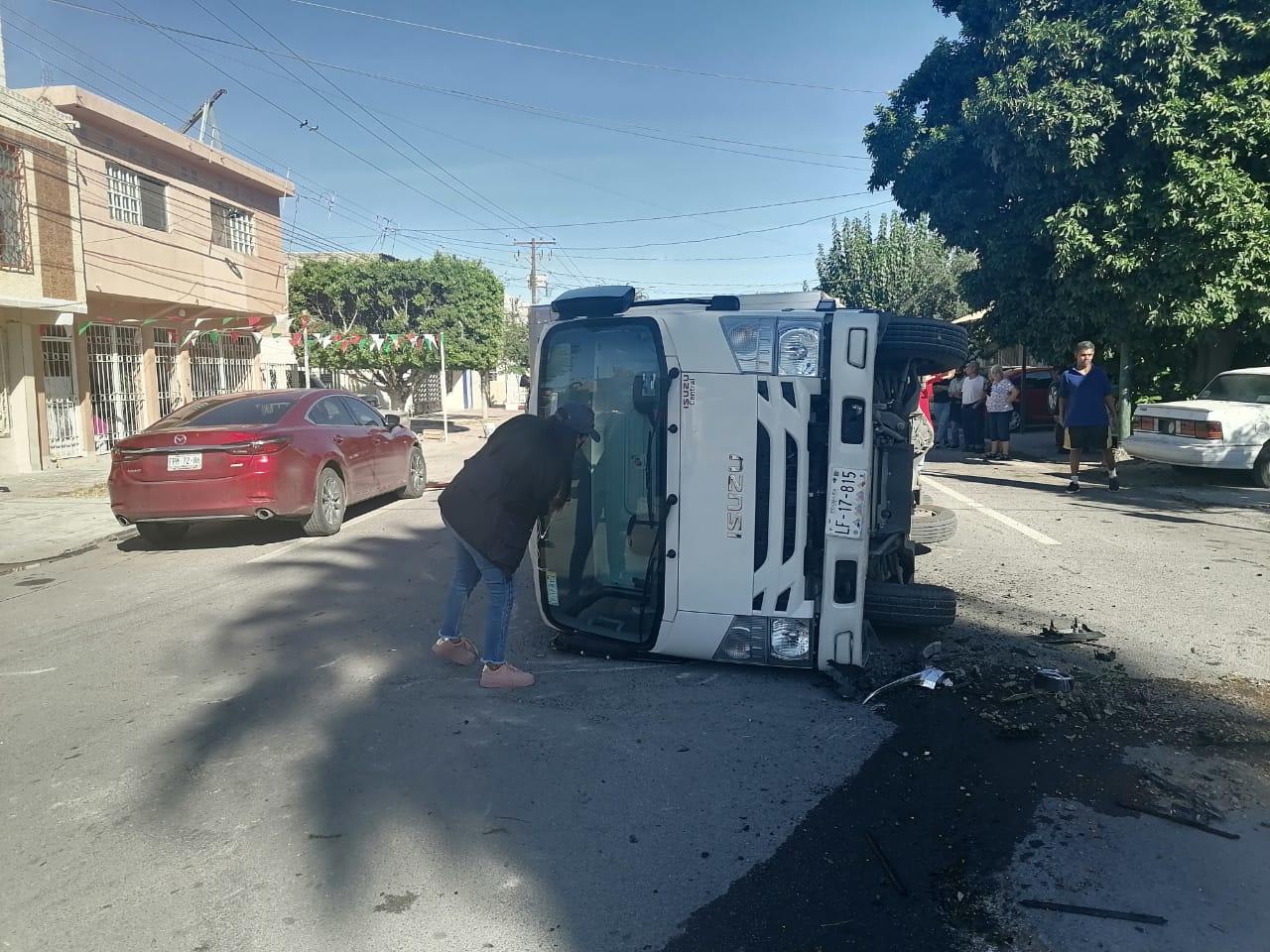 Camión de leche vuelca en choque en el centro de Torreón. Noticias en tiempo real