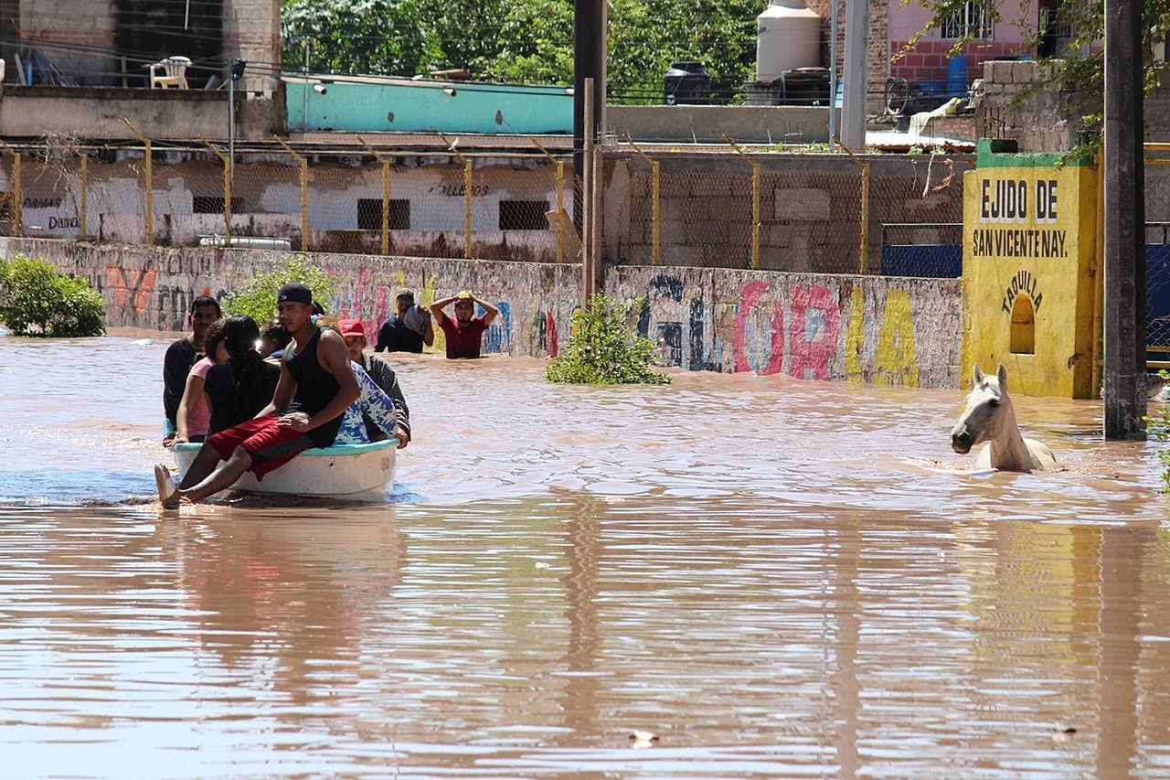 Agua ha alcanzado los cinco metros de altura. (EFE)