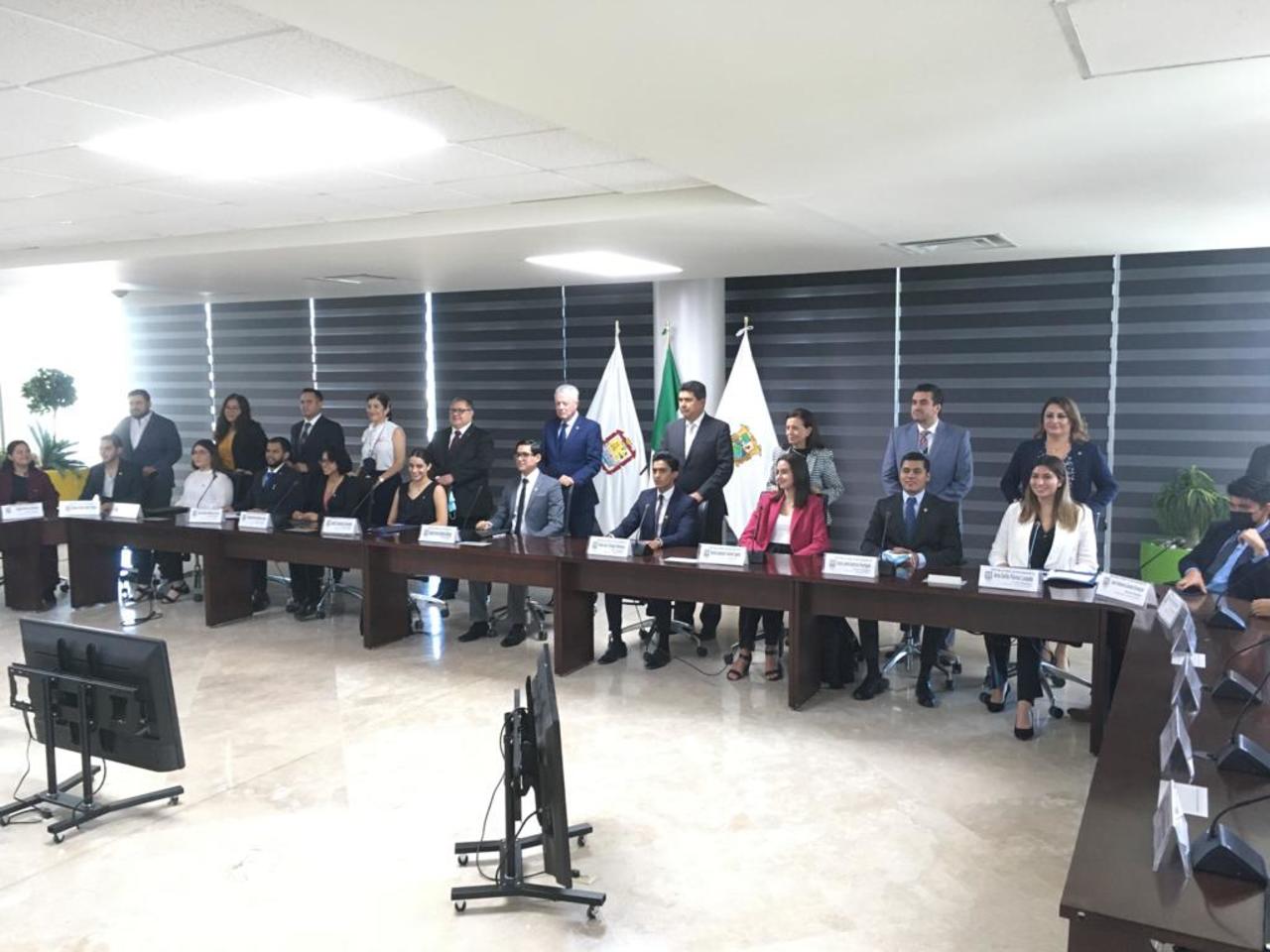 Los ediles de la administración, secretario del Ayuntamiento y alcalde Jorge Zermeño, cedieron sus sillas y mesas a los integrantes juveniles del Cabildo. (FERNANDO COMPEÁN)