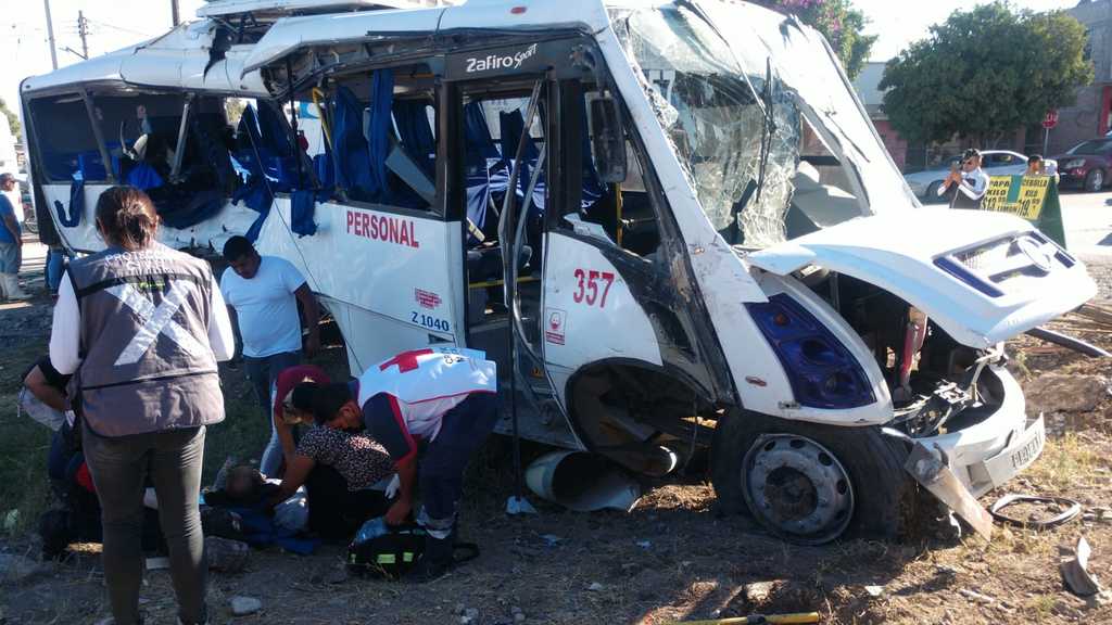 Tren impacta a autobús en Coahuila . Noticias en tiempo real