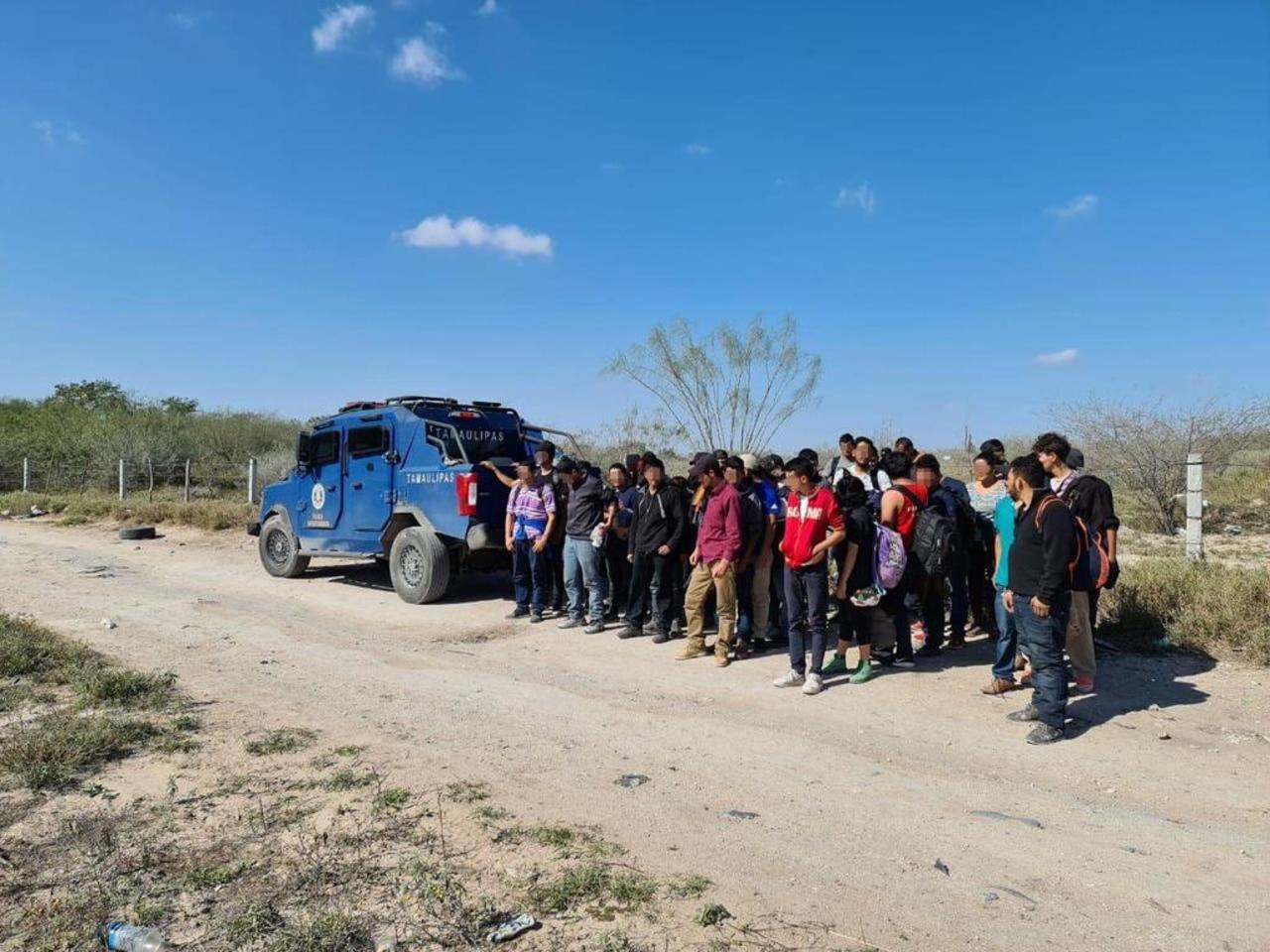 El ejército rescata a migrantes que eran trasladados en vehículos en Camargo. Noticias en tiempo real