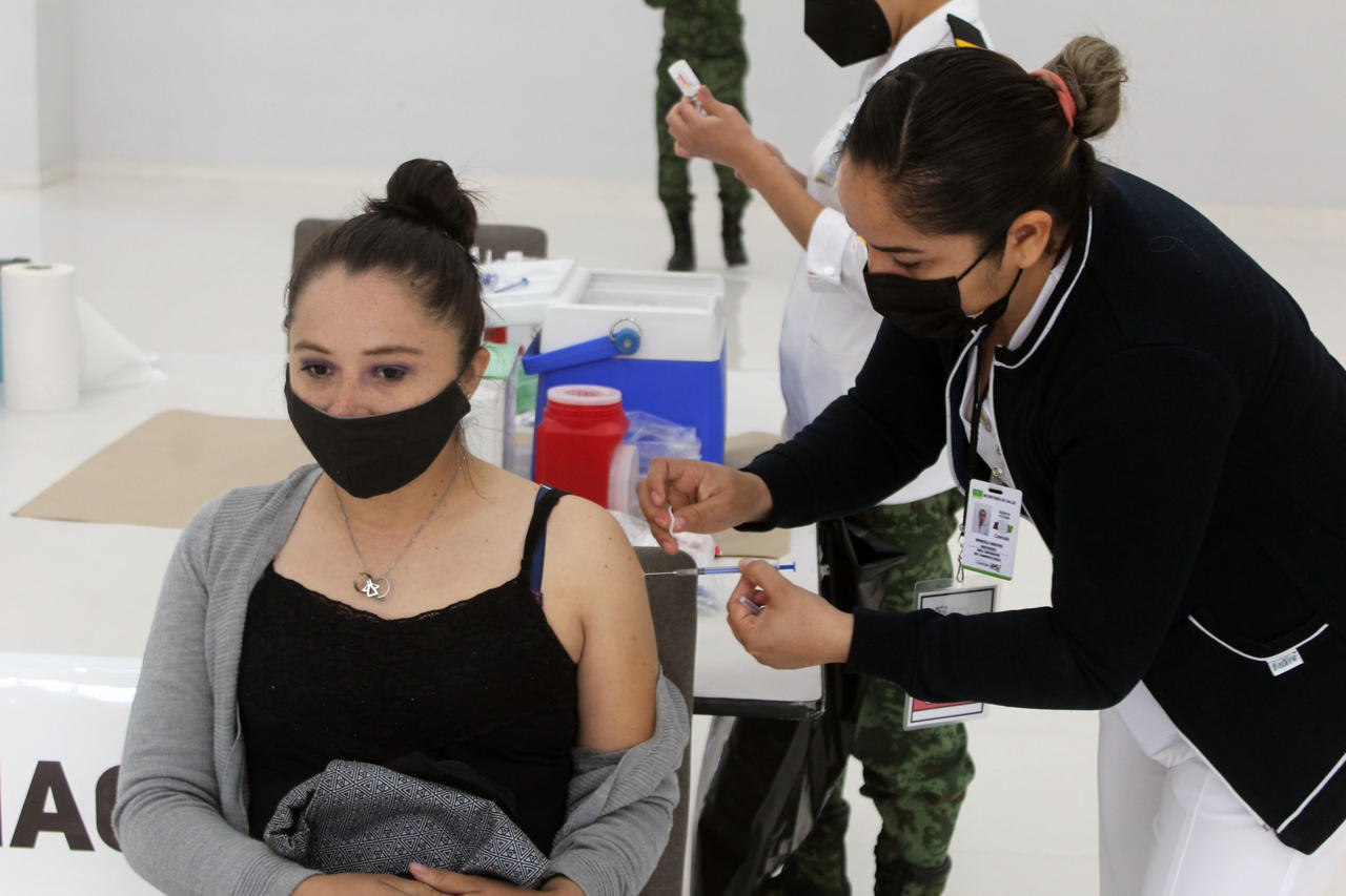 Gran afluencia en vacunación COVID para jóvenes de Saltillo. Noticias en tiempo real
