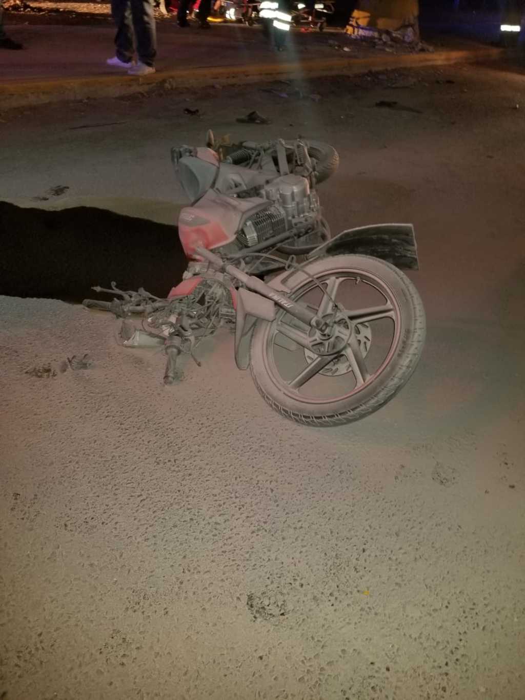 Motociclista muere al chocar con muro en la carretera Gómez Palacio-Tlahualilo. Noticias en tiempo real