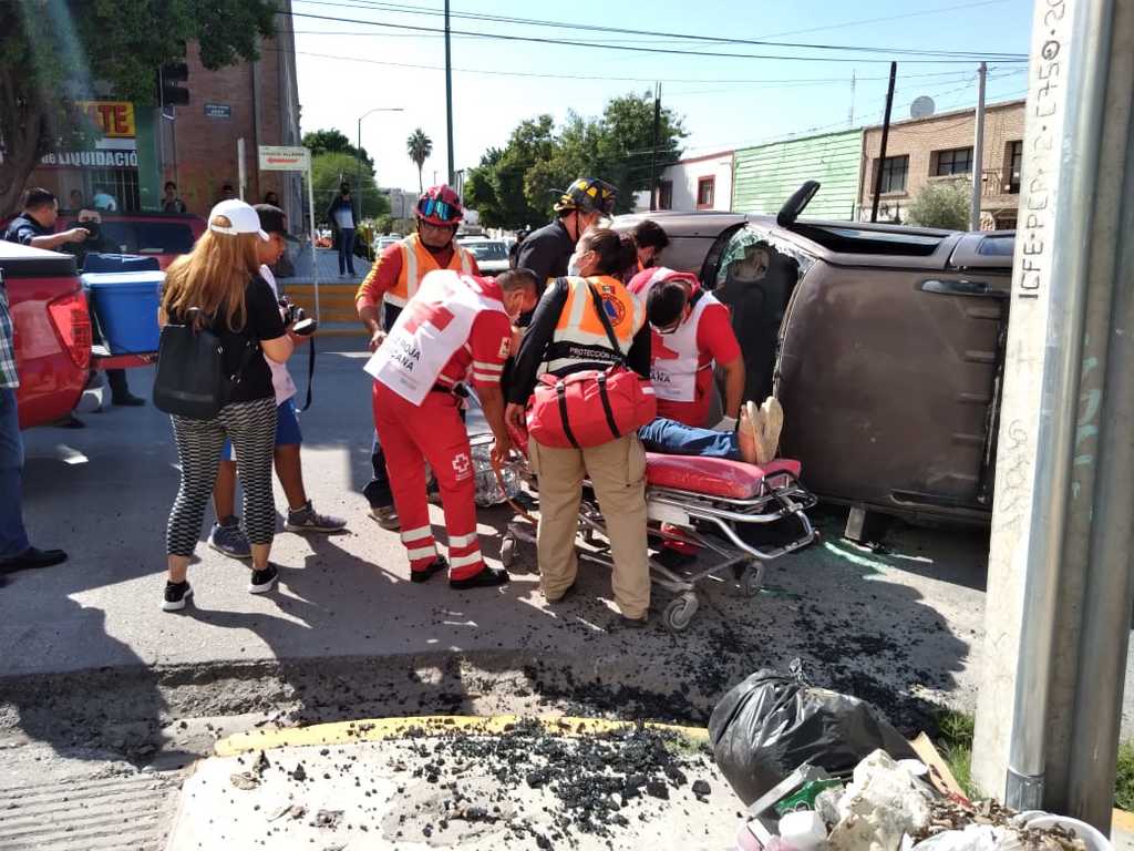 Conductora queda atrapada en camioneta. Noticias en tiempo real