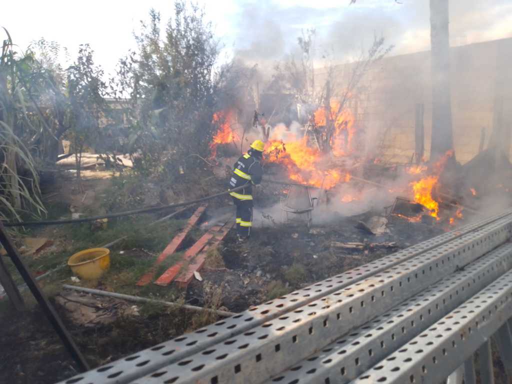 Bomberos apagan incendio en jacal. Noticias en tiempo real