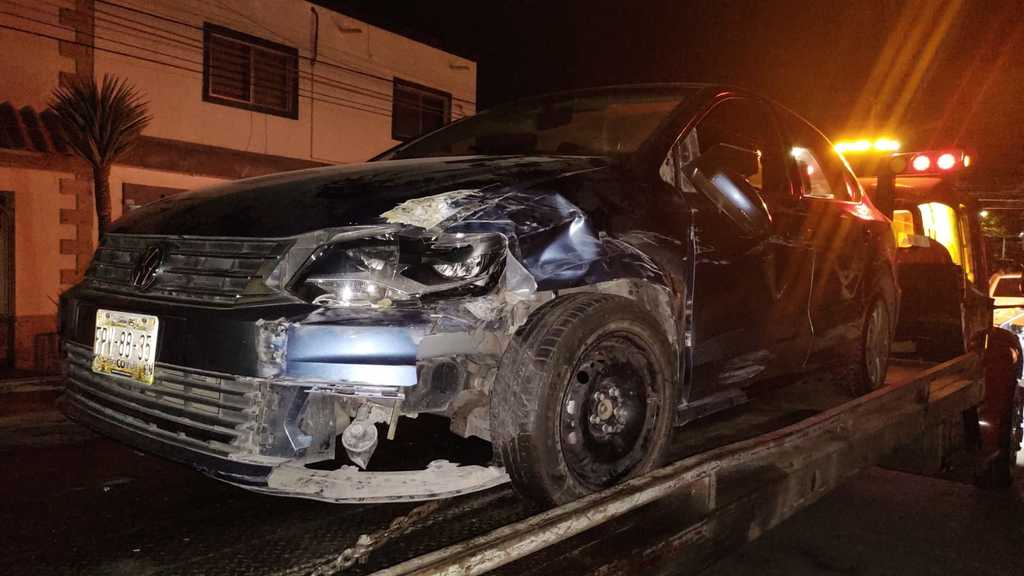 Conductor impacta camioneta y abandona su auto en Torreón. Noticias en tiempo real