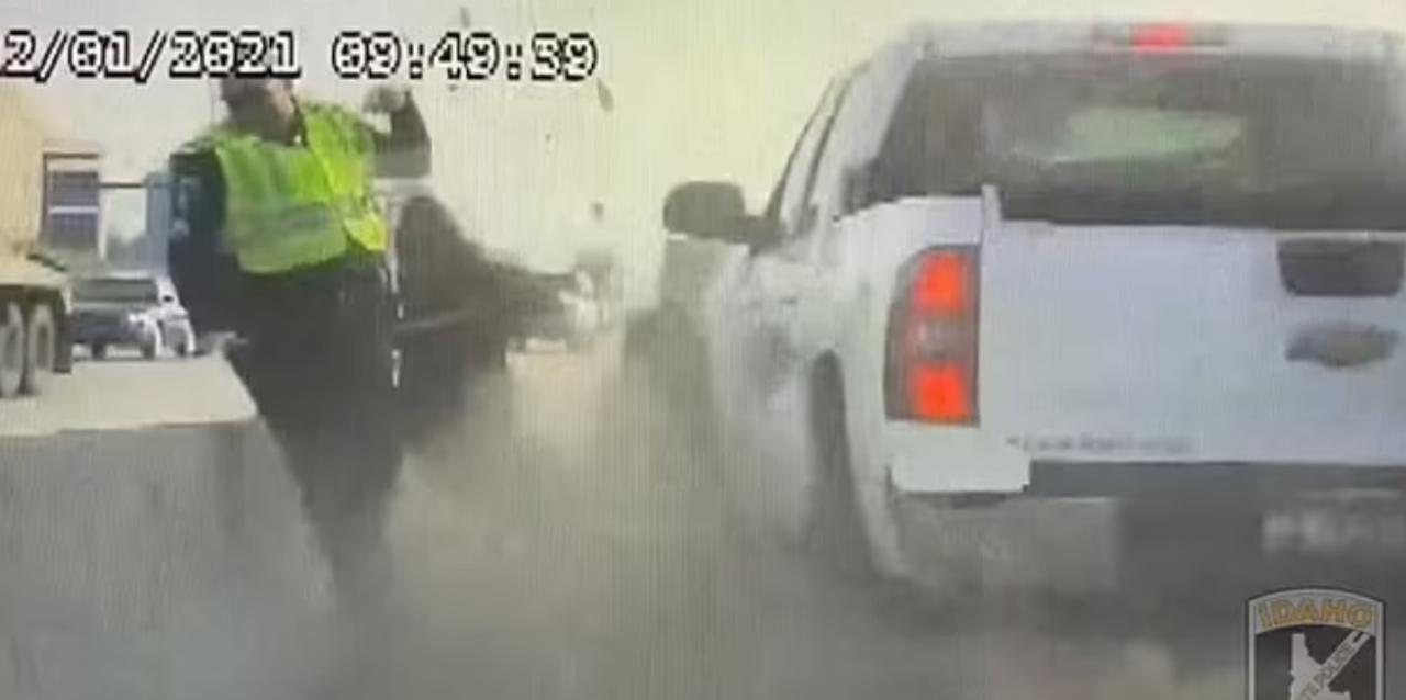 Oficial de transito salta y evita ser atropellado por un auto que perdió el control. Noticias en tiempo real