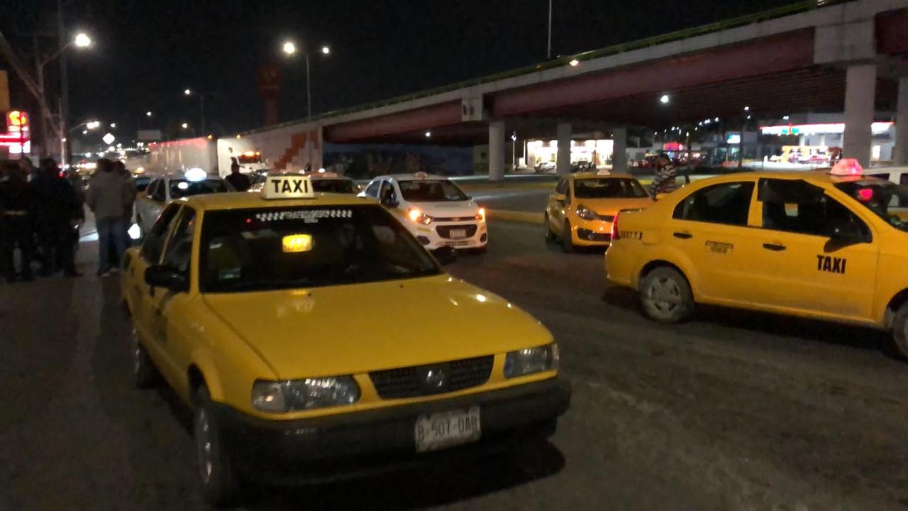 Taxistas de Saltillo bloquean vialidad por robos. Noticias en tiempo real
