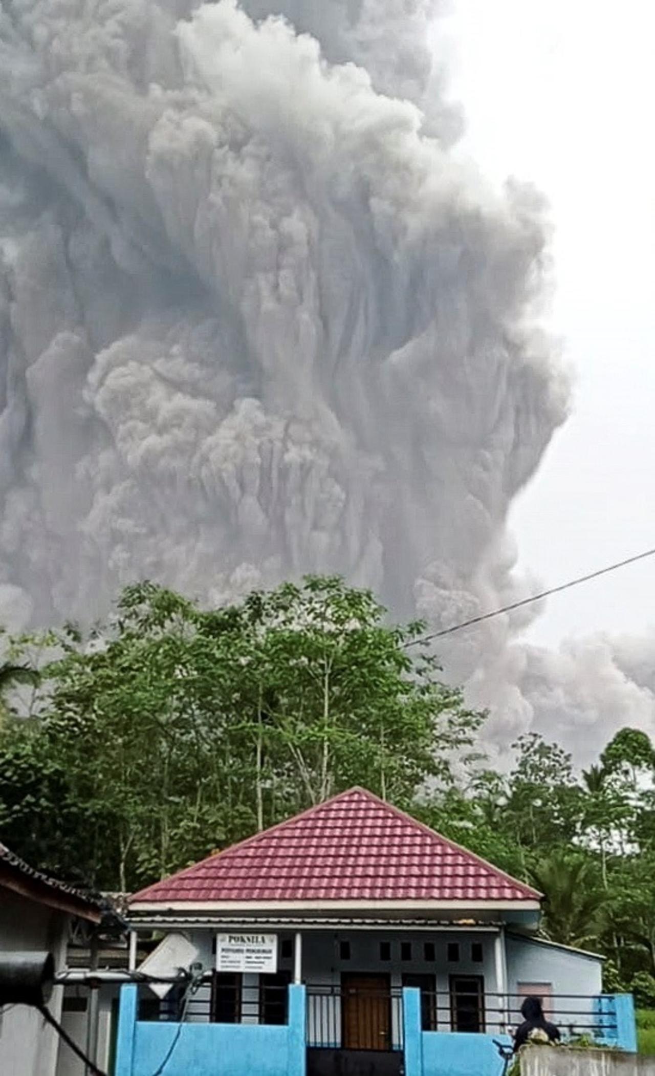 Al menos 1 muerto y 41 heridos en erupción del volcán indonesio Semeru. Noticias en tiempo real