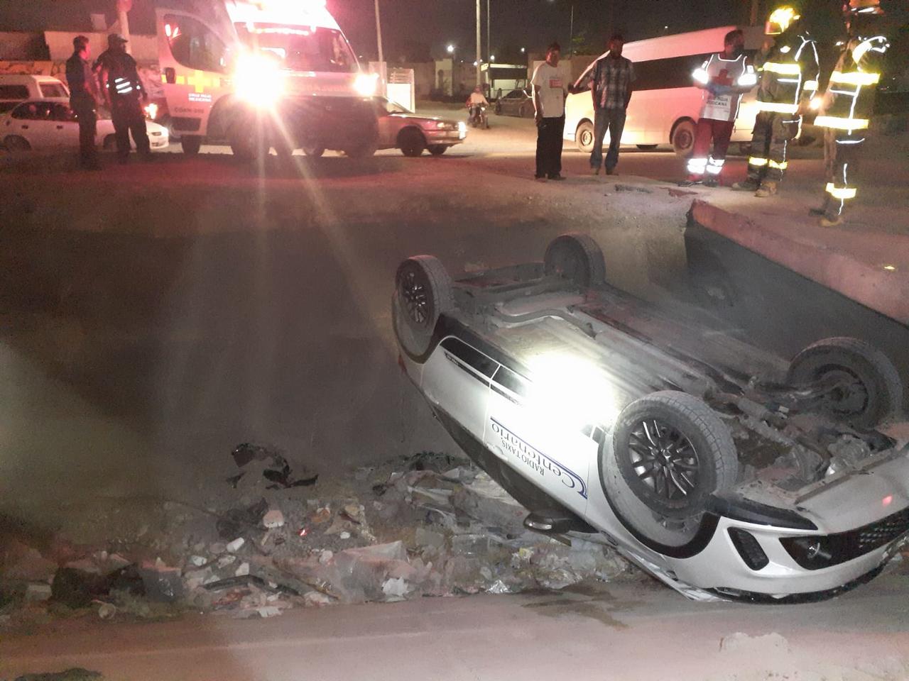 Taxi termina volcado dentro de canal de riego en Torreón. Noticias en tiempo real