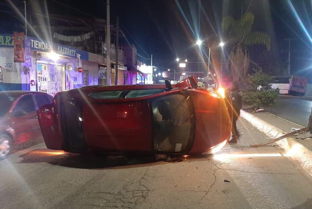 Conductor termina en el hospital luego de sufrir una volcadura en Gómez Palacio. Noticias en tiempo real