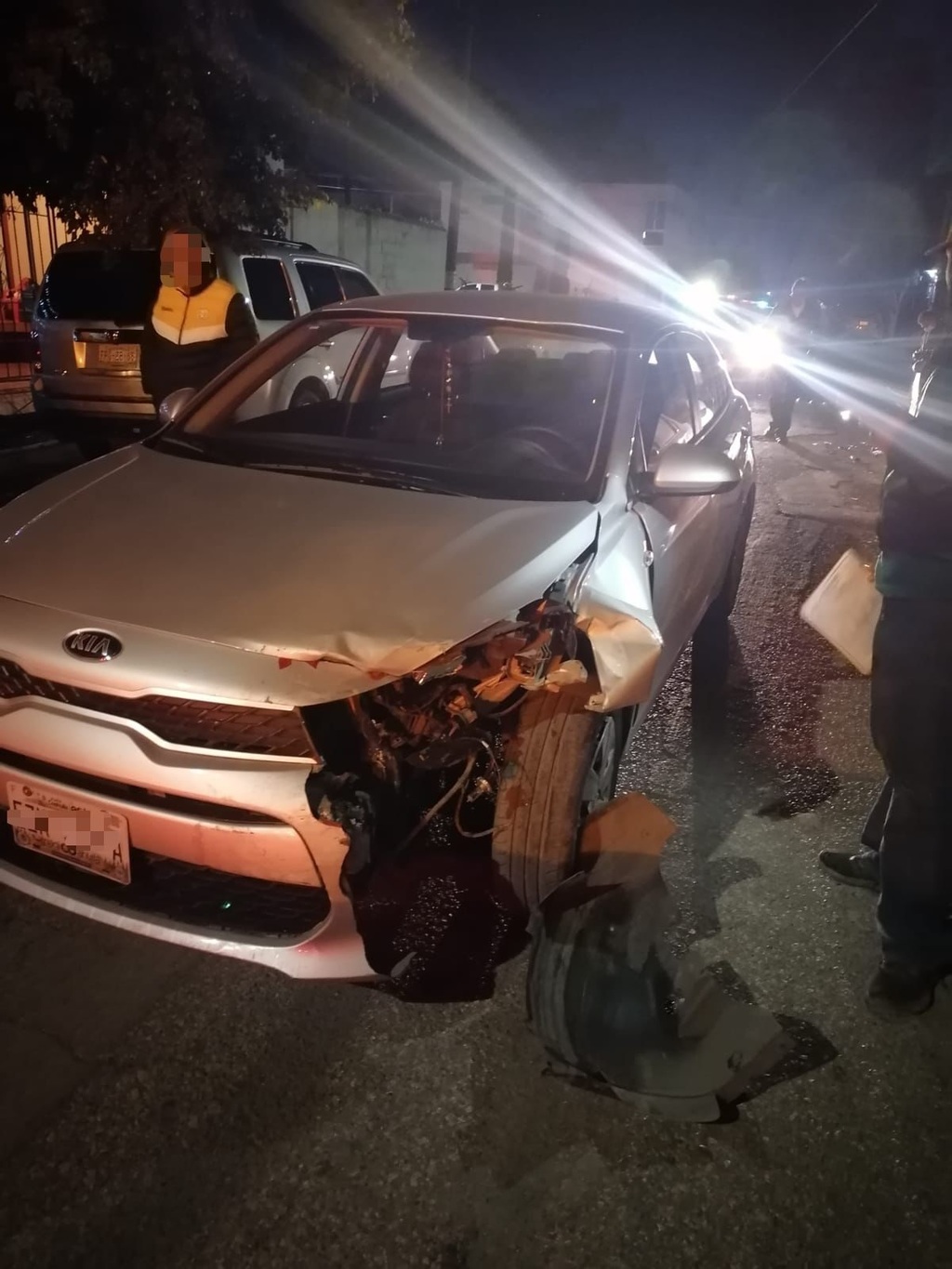 Joven ebrio impacta su vehículo contra dos autos estacionados en Torreón