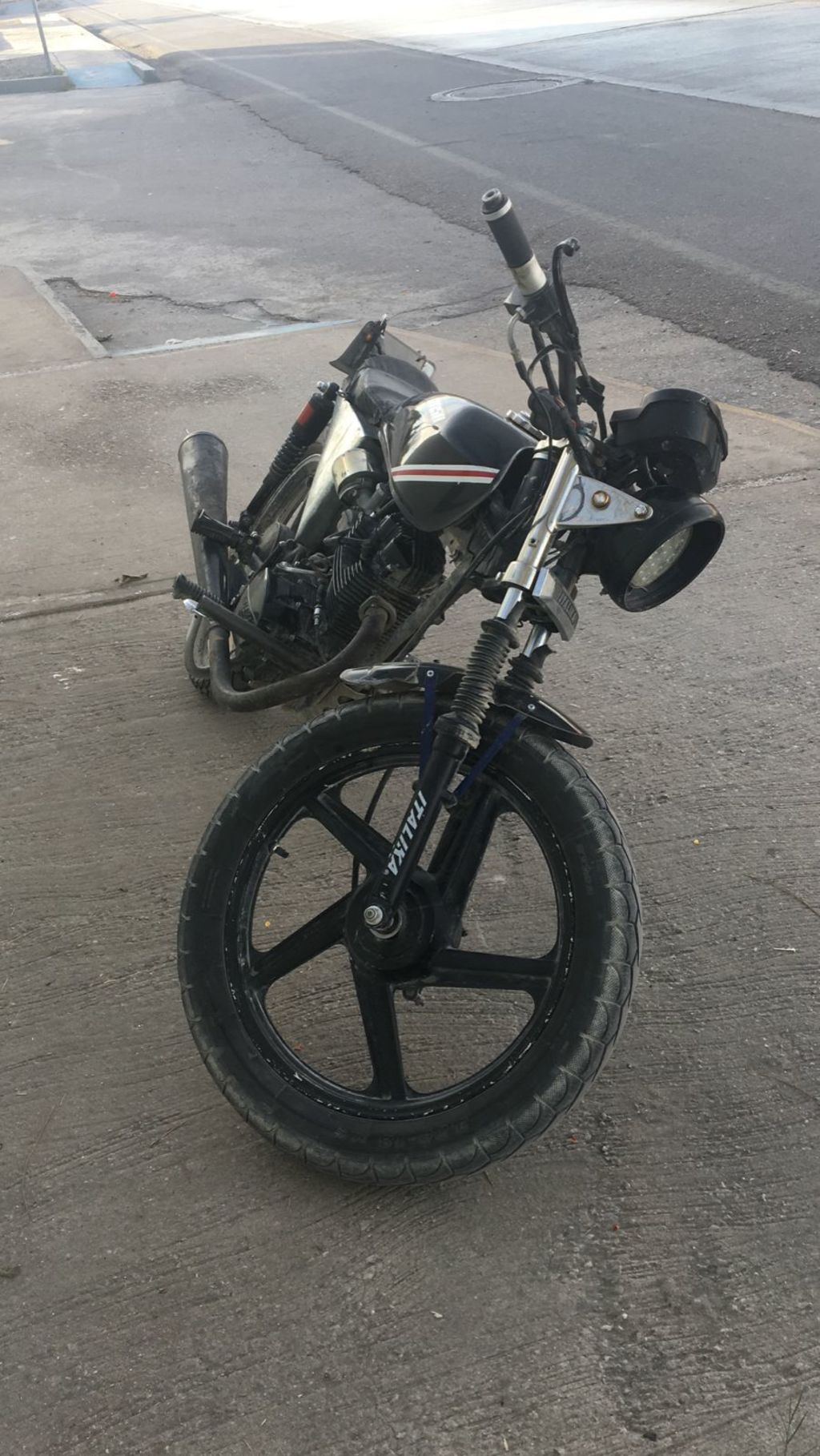 Falla en motocicleta causa accidente en Torreón; hay una lesionada