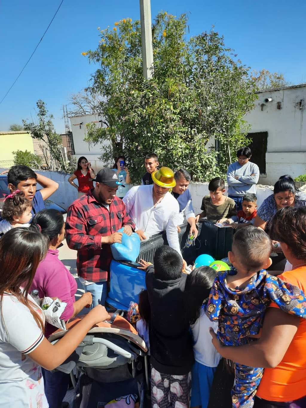 Llevan la Navidad a niños en ejidos