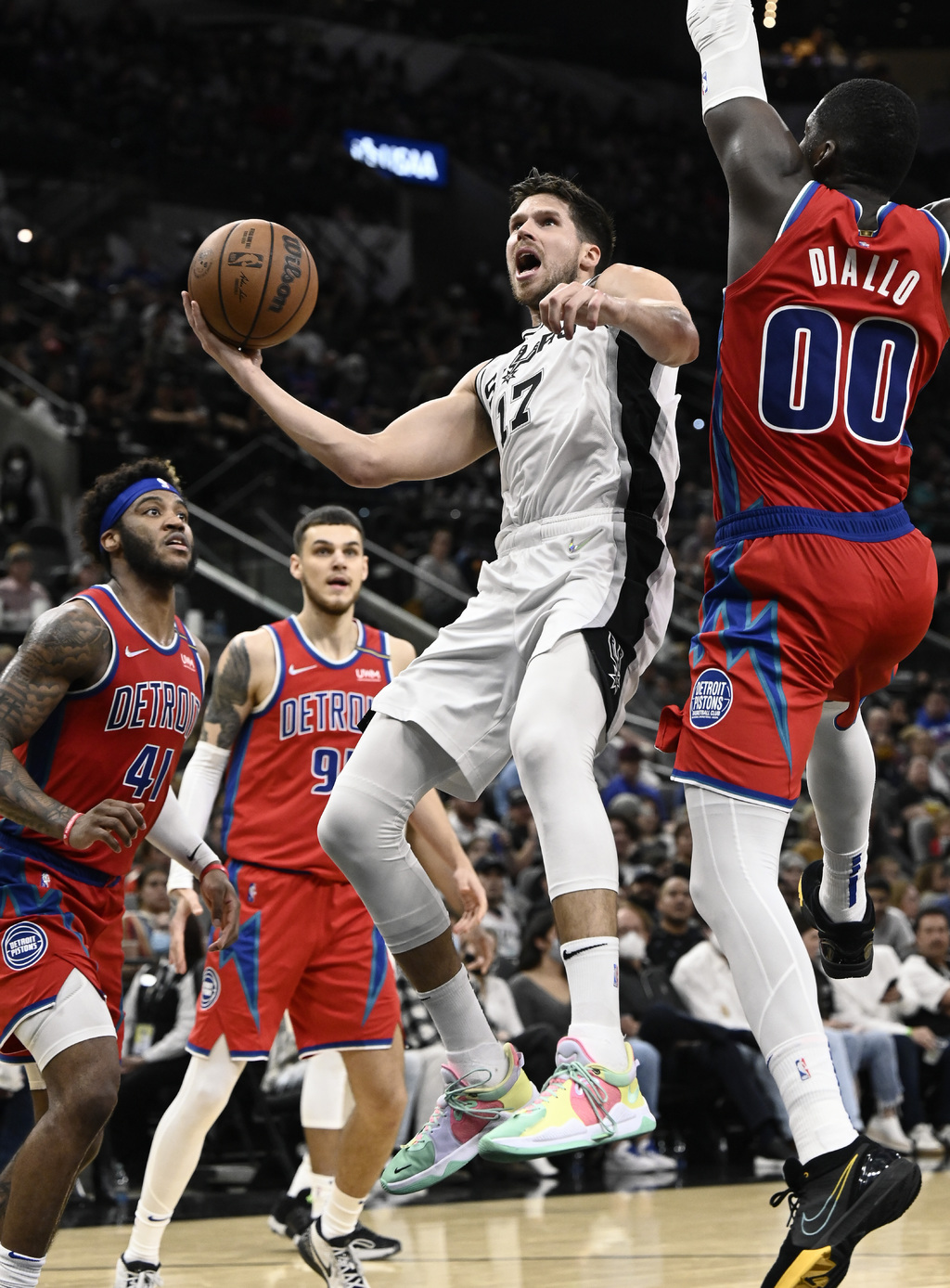 San Antonio se impone ante Pistones de Detroit