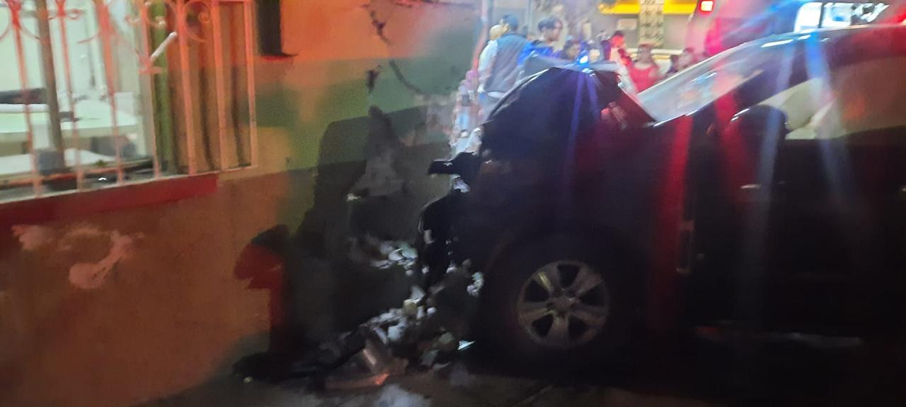 Vehículo choca con finca en la colonia Moderna de Torreón, hay dos lesionados
