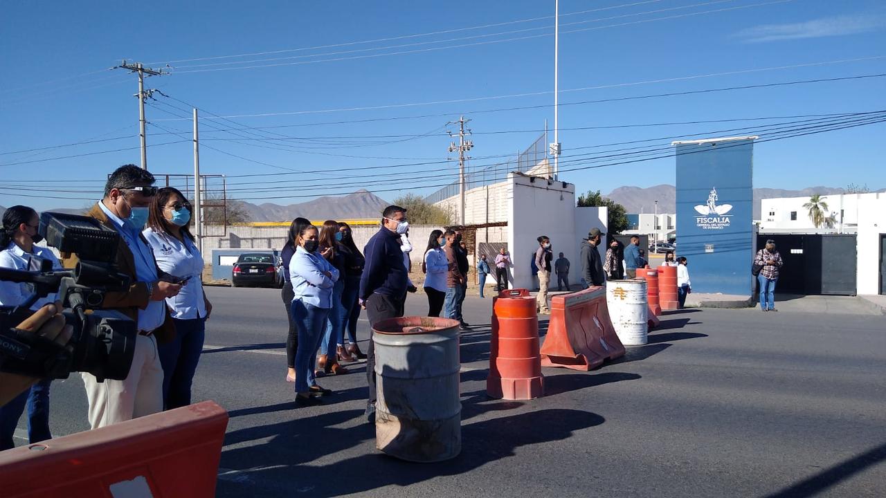 Personal de la Vicefiscalía Región Laguna bloquea bulevar por falta de aguinaldo